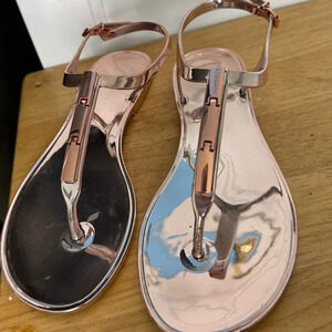 BCBG Generation rose gold thong metallic t strap  sandal US8 vacation street